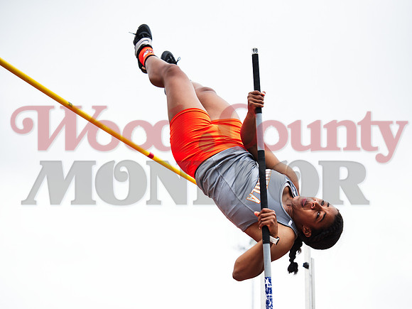 _1187351 Abby Kratzmeyrer pole vaults