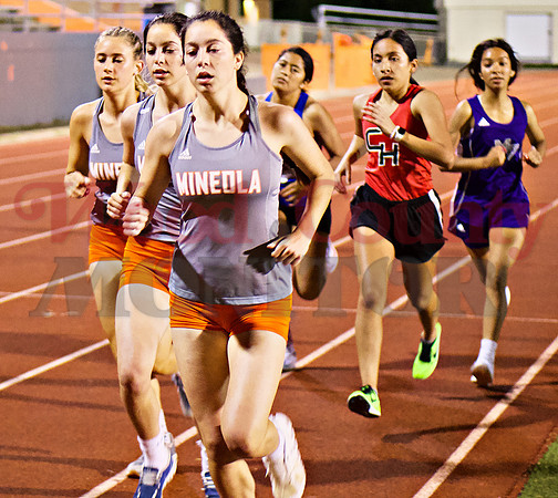 _1061798 Hannah Zoch w Keilee Riley and Kapri Riley 1600m