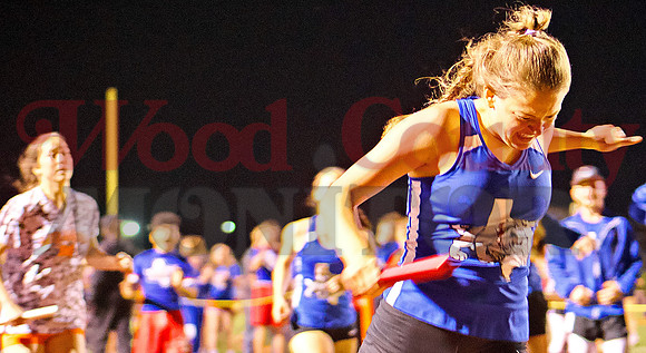 _1062237 Madyson Pence achors 4x400m relay win