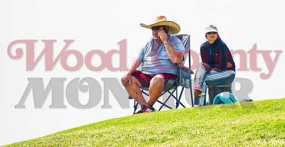 _1063617 par 3 specatators