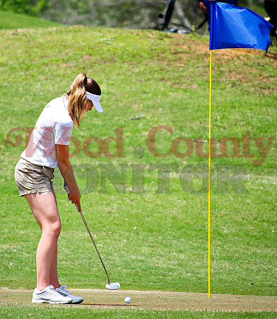 _1063721 Allie Hooten holes putt