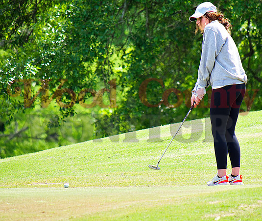 _1063823 Valerie Moreland putts 18th