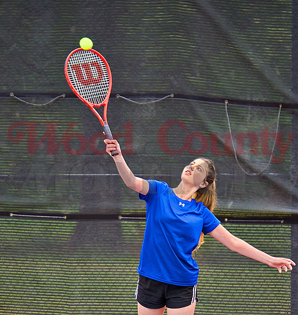 _1189426 Charlie Belknap serves