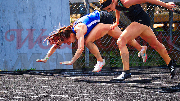 _1191727 Brooklyn Marcee 300m hurdles dives for state
