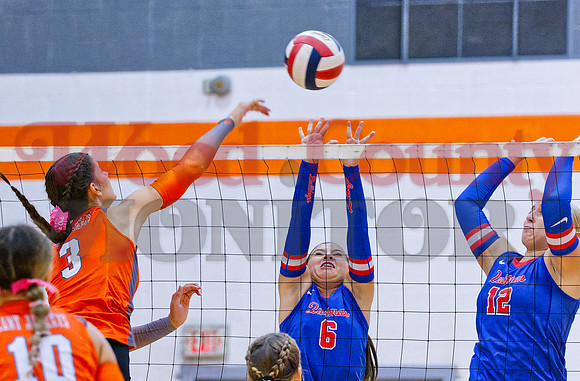 _A080390 Mahayla McMahon hits over Kaylin Sapp and Annabelle Popek