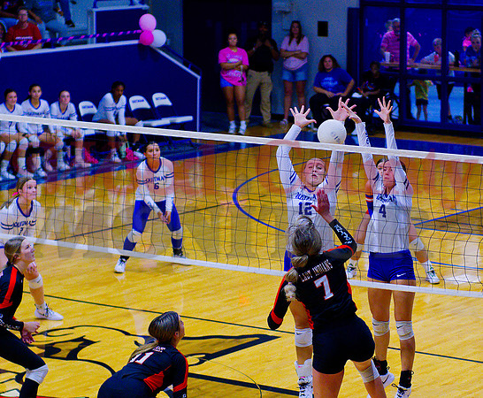 _1343573 Annabelle Popek and Autumn Cason defend net