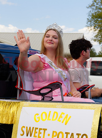 _A261858 queen Addison Crutchfield waves