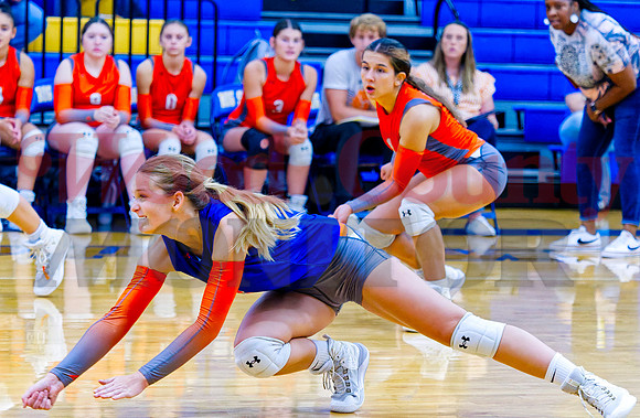_9060513 Jaycee Maag lunges