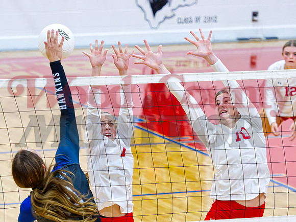 _9170426 Sadie Wright and Lainey Teel defend