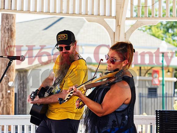 _9232191 Lee Mathis and Sheila Weaver perform