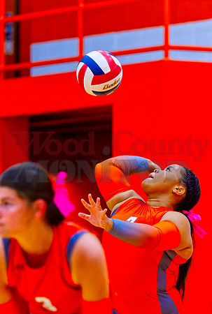 _A010070 Trinadee Jackson serves
