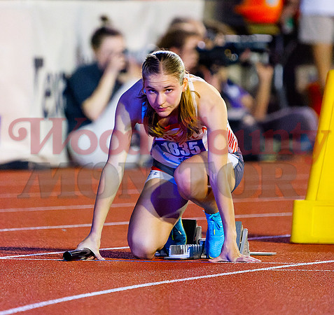 _5022581 Raylie Peebles awaits start 4x400m