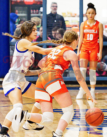 _1247500 Sadie Vander Schaaf guards Macy Fischer