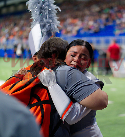 P_096654 Mariana Delgadillo hugs