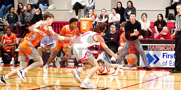 _1047716 Hunter Vandover and Xzavien Lipscomb apply ball pressure
