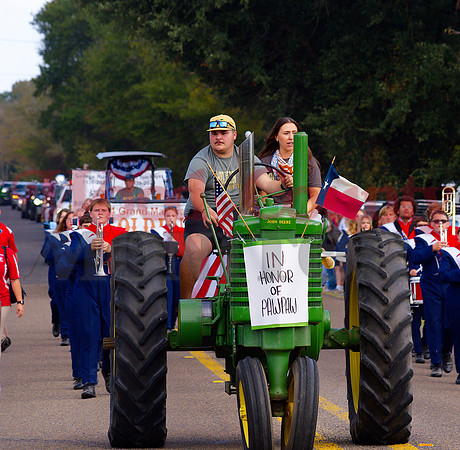 _A261709 Eli and Emilee lead parade