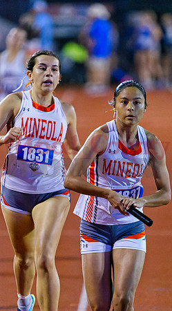 _5022659 Stephanie Rojas gets baton from Carmen Carrasco 4x400m