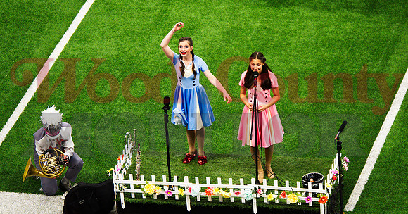 _1203266 Cody Brannon preps Jenna Haggerton clicks Amadea Dangelo sings