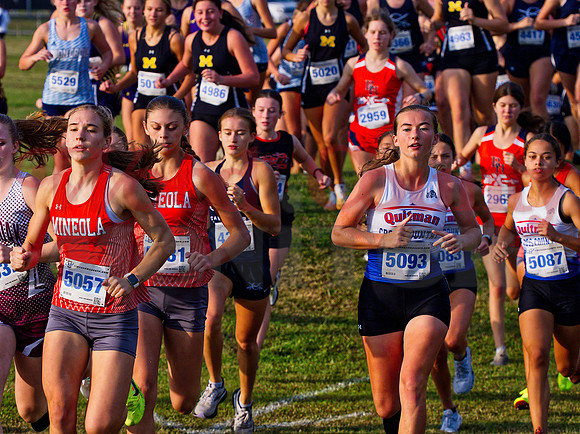 _9141563 Raylie Peebles w Caroline Castleberry and McKenna Wood push ahead