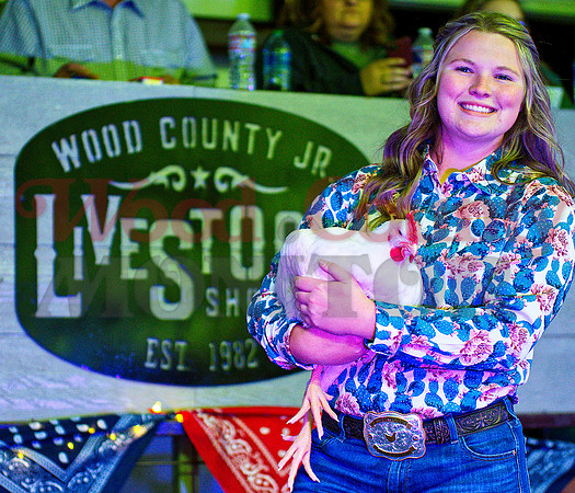_1124991 Kennedi Elmore sells broilers