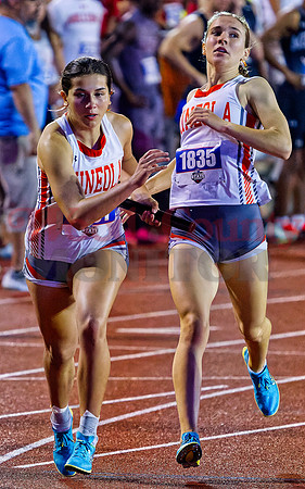 _5022628 Carmen Carrasco gets baton from Raylie Peebles 4x400m