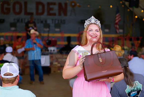 _1386168 Addison Crutchfield auctions purse for scholarship