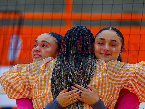 _A290490 Tashara Stephens hugs Jacksons