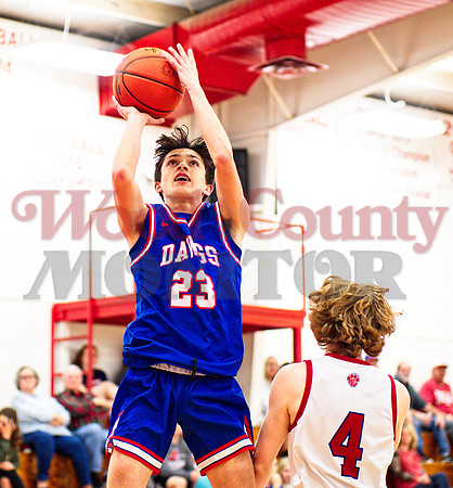 _1015459 Levi Thompson shoots past Dillon oQuinn