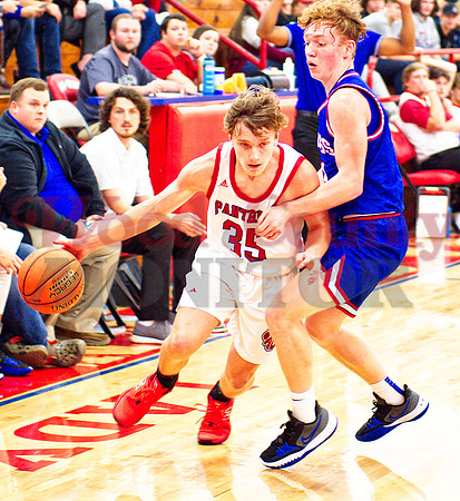 _1015520 Gavin Parker dribbles past Hunter