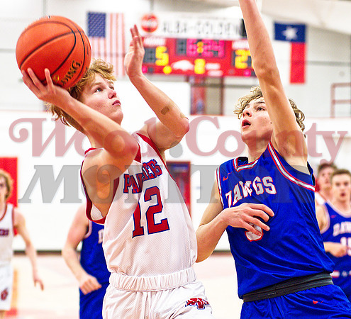 _1015541 Brayden Randolph shoots over Brady Floyd