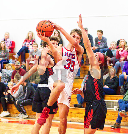 _1025960 Braylon Moffett splits defenders
