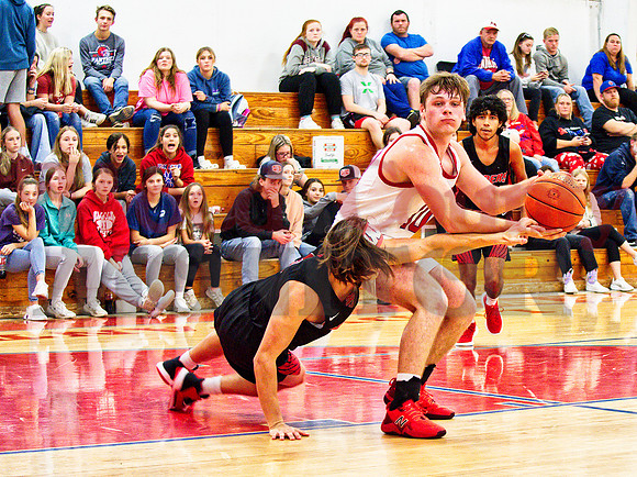 _1225257 Blake Weissert secures ball