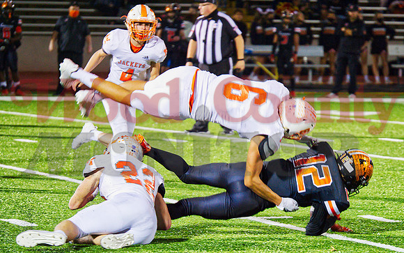 _1151381 Julian Ramos 6 and Dawson Pendergrass 22 upend tiger