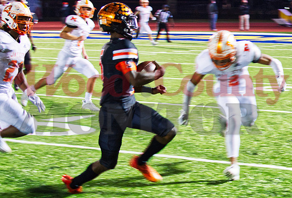 _1161584 Jaxon Holland 2 persues qb