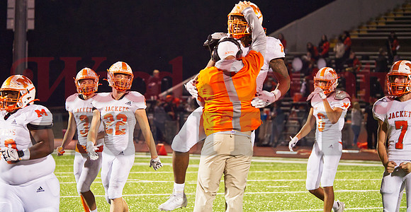 _1151180 Sneed and Ragle celebrate fumble recovery