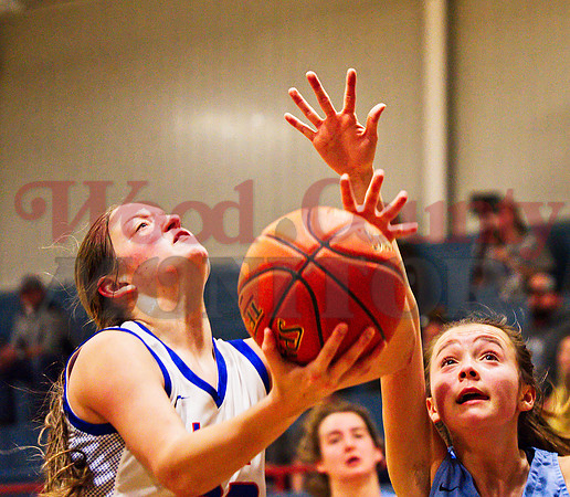 _1176664 Maddy Pence lays up