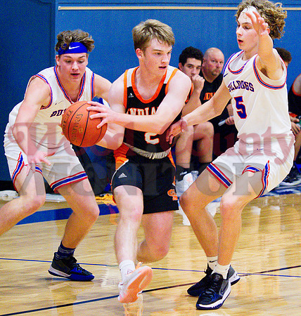 _1225914 Garin Kisinger and Brady Floyd defend