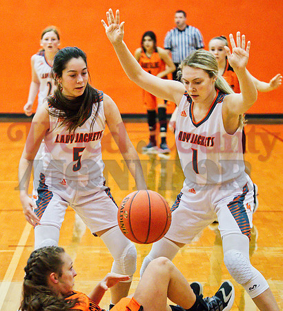 _1176818 Kapri Riley 5 and Ava Johnson 1 defend