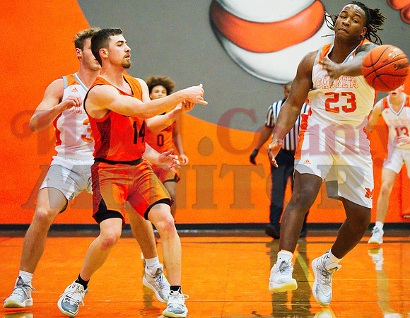 _1176974 Jonah Fischer 3 and Trevion Sneed 23 trap