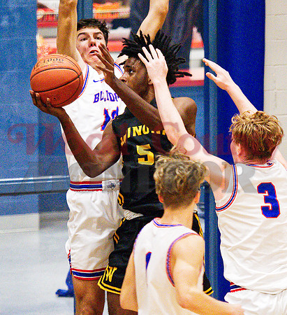 _1236266 Ethan Reynolds and Hunter Jordan defend
