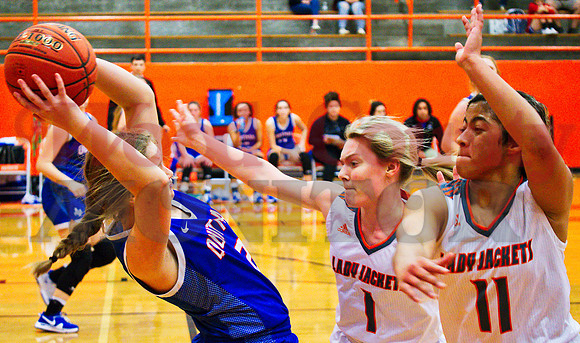 _1180886 Carly Spears 2 wards off Ava Johnson 1 and Jayden Gardner 11