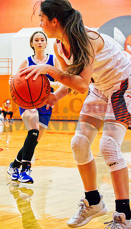 _1180906 Lindsey Hornaday 1 guards Kapri Riley 5