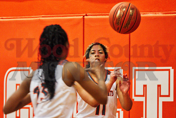 _1181754 Jayden Gardner 11 inbounds to 23 Tahjae Black