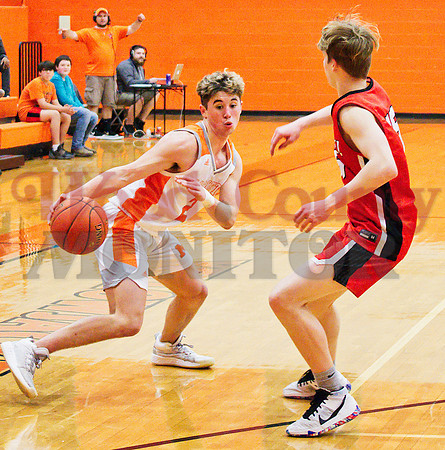_1181937 TJ Moreland 2 dribble