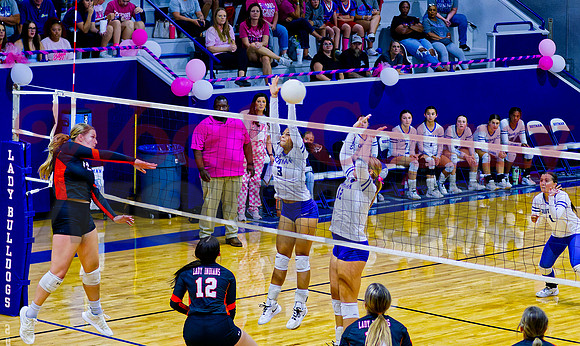 _1343552 Isis Murlin and Annabelle Popek defend