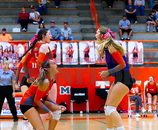 _A010441 lady jackets celebrate win