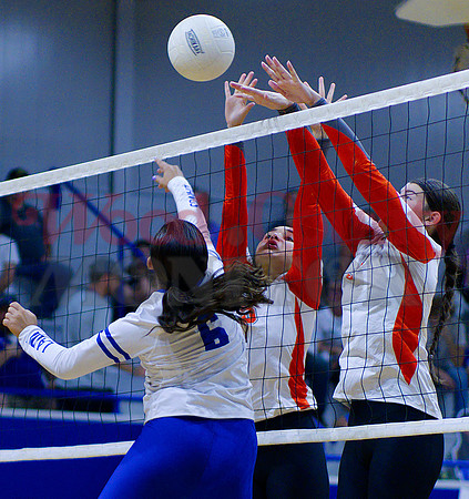 _1290085 Jayla Jackson and Mahayla McMahon block Kaylin Sapp