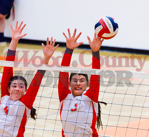 _A290650 Jadelyn Marshall and Mahayla McMahon defend