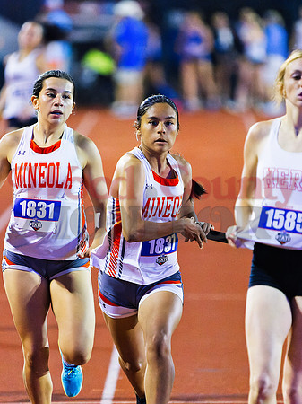 _5022658 Stephanie Rojas gets baton from Carmen Carrasco 4x400m