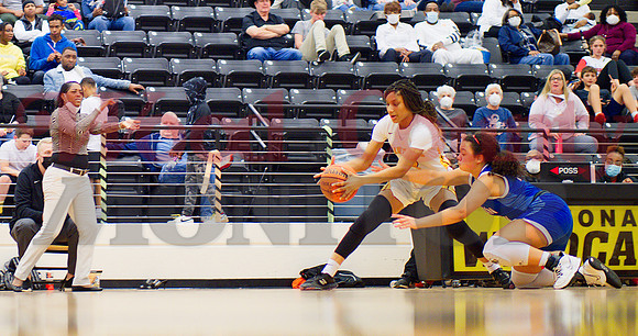 _1059336 Ashley Davis defends aggressively